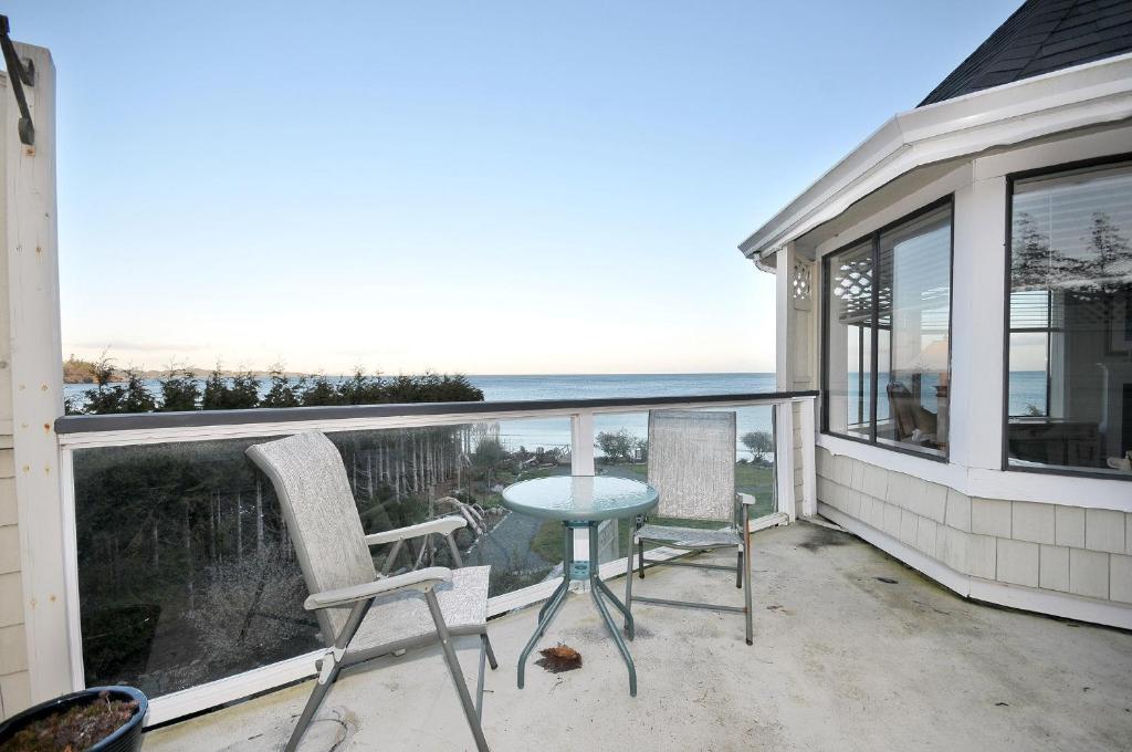 The Lodge At Weir'S Beach Metchosin Екстер'єр фото